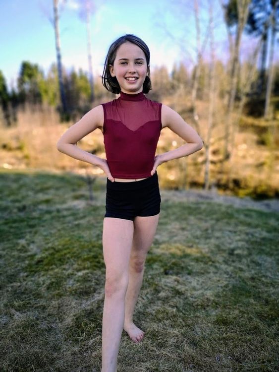 Topp i hudfarget, hvit, burgunder og  lys brun