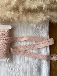 BOMULLSSPETS LJUSROSA 7