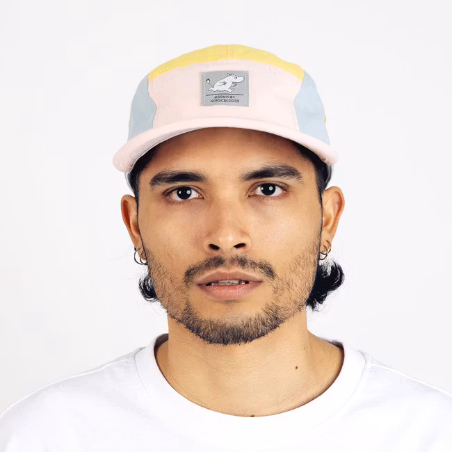 Czapka retro Nordic Buddies Moomintroll Five Panel, jasnoróżowa, jasnoniebieska i żółta – dla dorosłych, obwód 51-59 cm