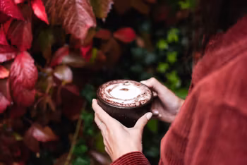 Kaffe lattekopp av återvunna kaffebönor