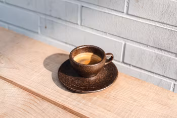 Espressokopp av återvunna kaffebönor