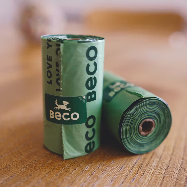 miljöbild med beco biologisknedbrytbara hundbajspåsar stora och hållbara.