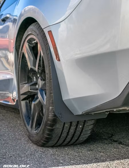 Close up on mud guard on a camaro