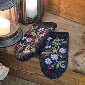 DIY-kit Broderade ullvantar Åkerbär