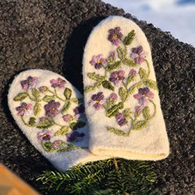 DIY-kit Broderade ullvantar Styvmorsviol