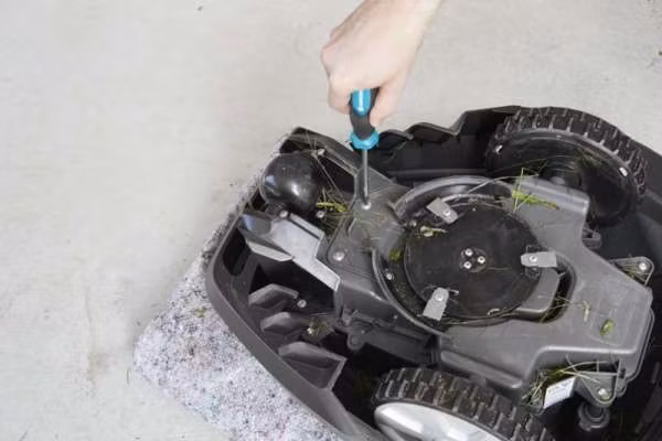 Rengörings- & underhållskit för robotgräsklippare - GARDENA