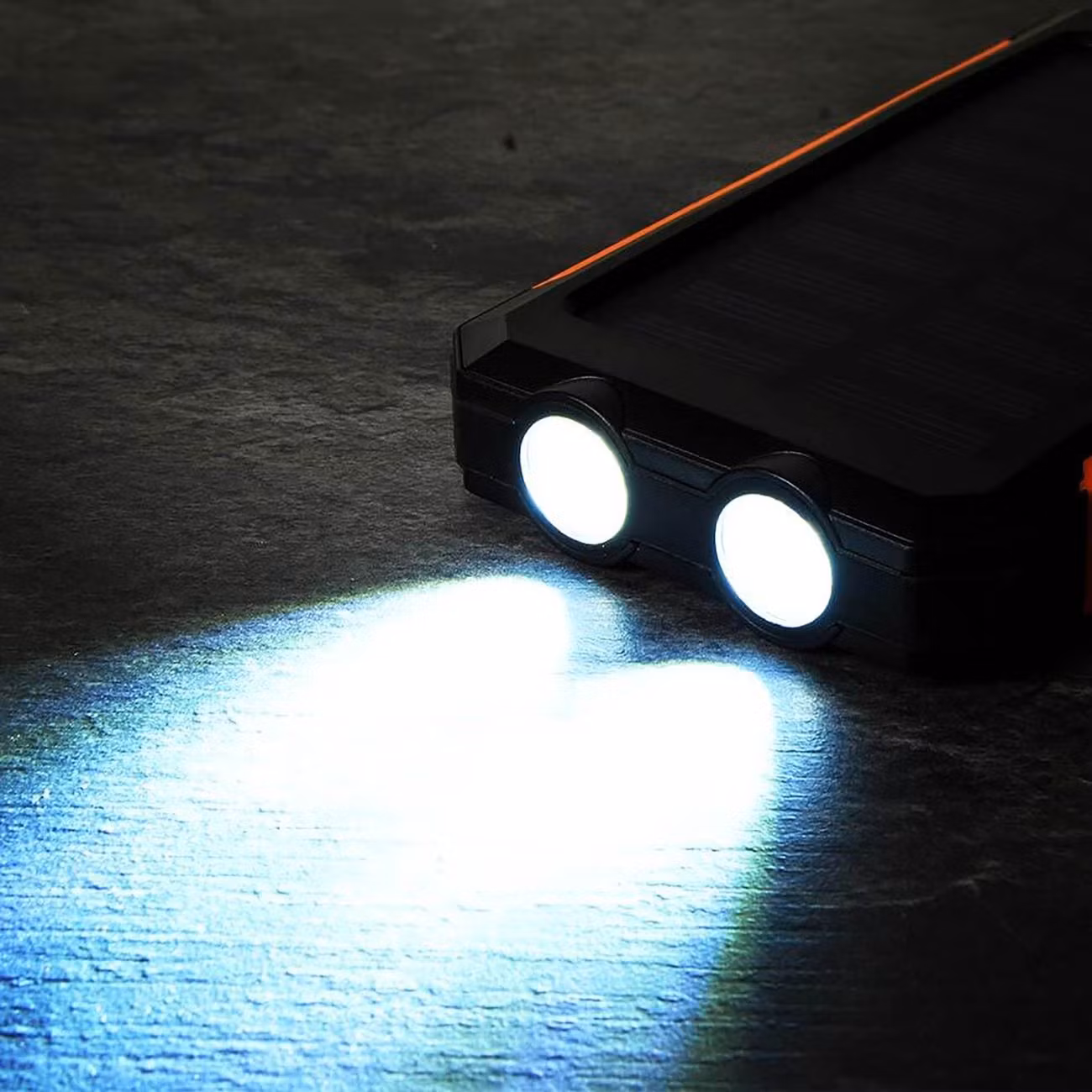 Wild Nature Vattentät Powerbank med Solcellsladdare