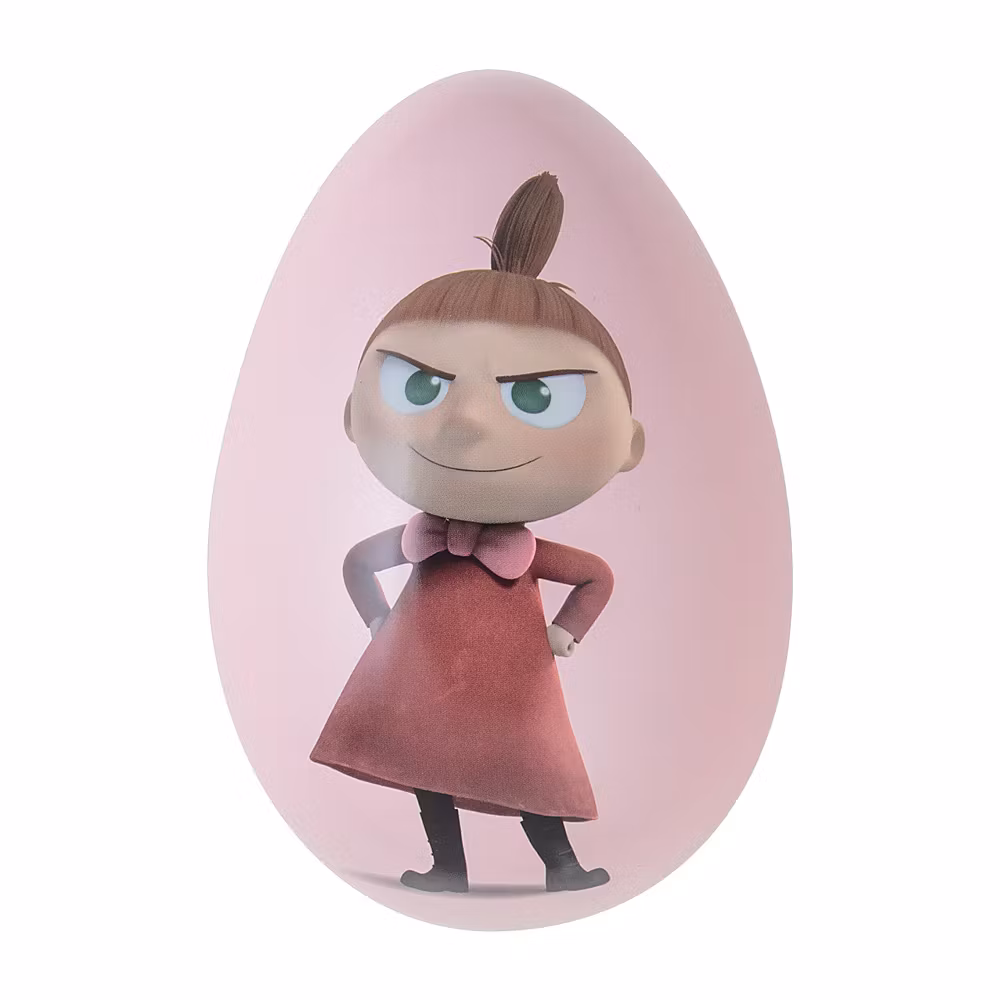 Muminpåskägg i rosa färg med motiv av Lilla My i röd klänning och busigt uttryck.
