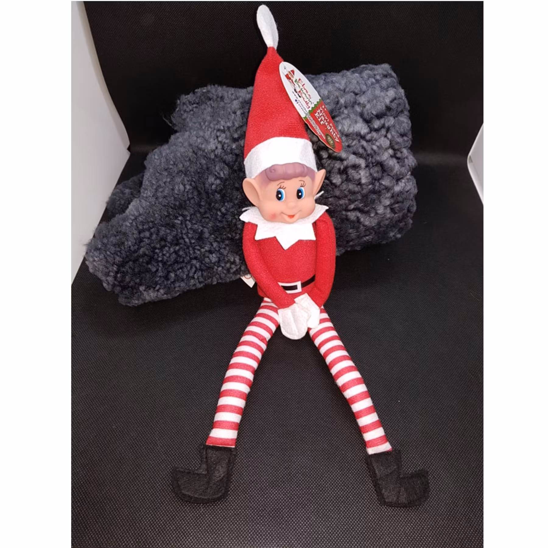 Naughty Elf med kardborre i händerna – outletvariant från Elves Behavin' Badly med varierande ansiktsuttryck