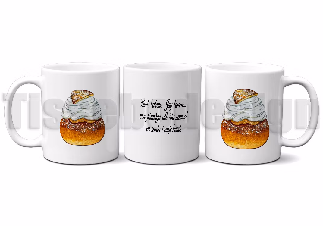 Vit mugg med en bild av en semla och texten Livets balans: en semla i varje hand tryckt på båda sidor, keramik, 330 ml.