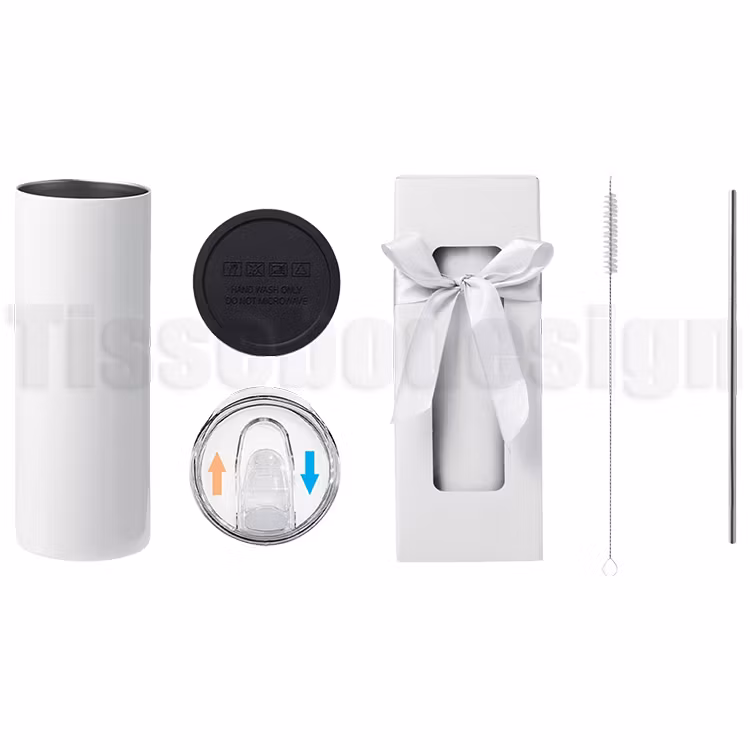 Vit 20 oz (ca 600 ml) tumbler med tillbehör – inklusive genomskinligt lock, svart botten, metalliskt sugrör, rengöringsborste och presentask med rosett.