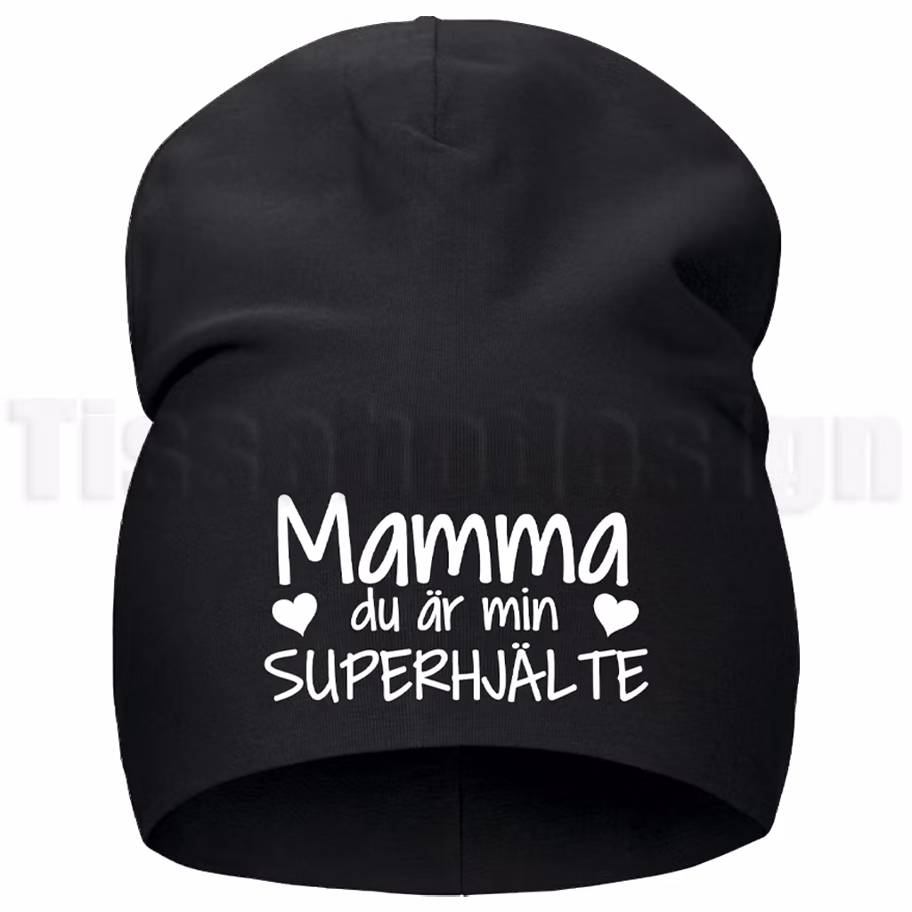 Svart mössa med vit text Mamma du är min superhjälte och hjärtdetaljer i designen