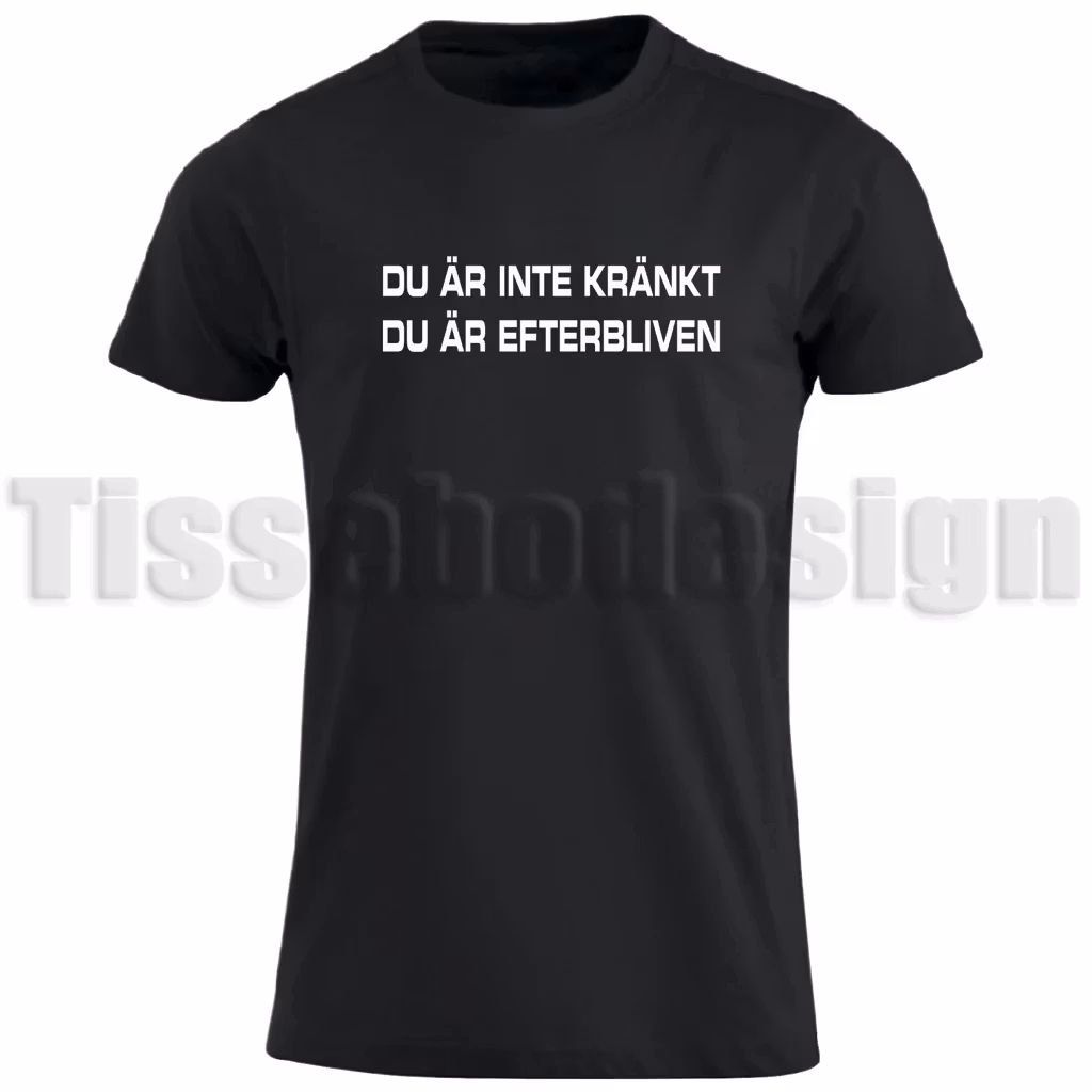 T-shirt med texten Du är inte kränkt du är efterbliven. Svart T-shirt i vuxenstorlek med vitt tryck på bröstet.