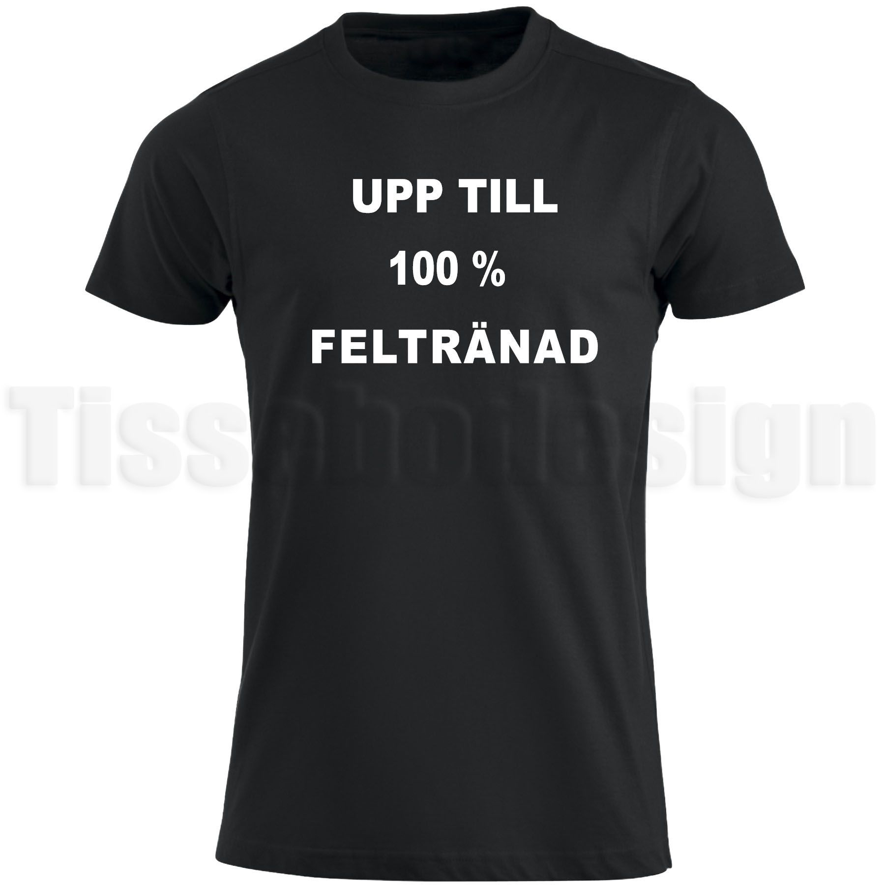 Svart T-shirt med vit text "Jag Snarkar Inte - Jag Drömmer Att Jag Är En Traktor" - humoristisk design, 100% bomull, unisex, tillgänglig i storlekar S till 5XL.