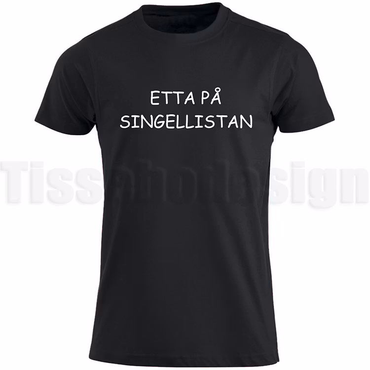 Svart T-shirt med vit text Etta På Singellistan - humoristisk design, 100% bomull, unisex, S till 5XL