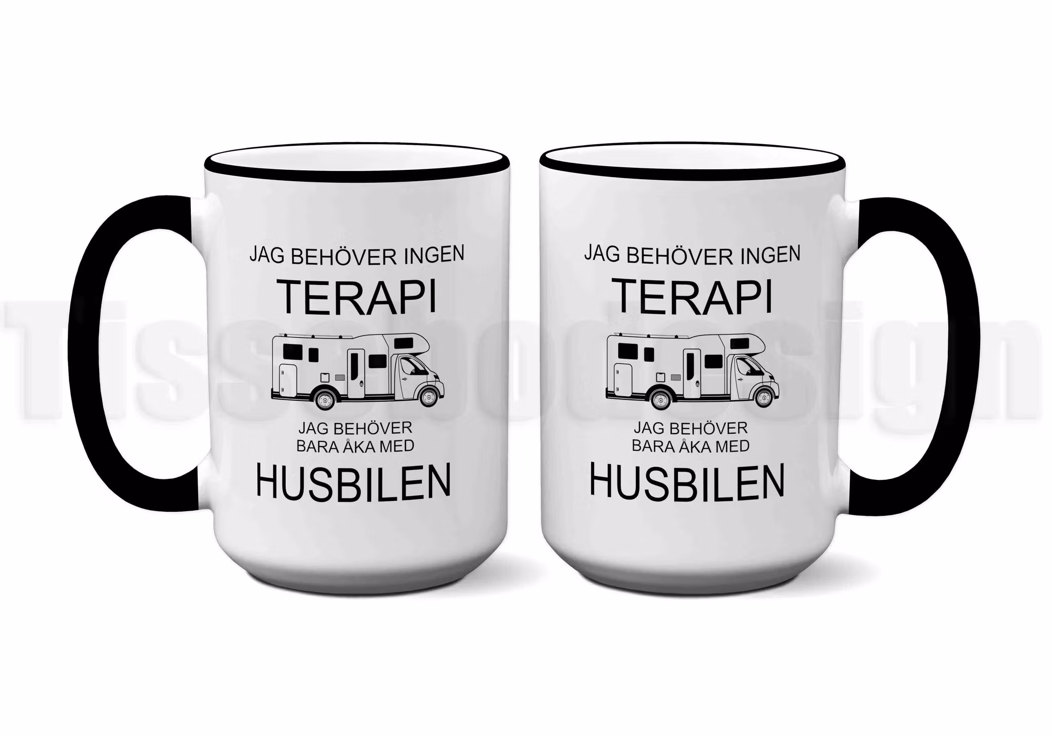 Vit mugg med svart kant och handtag, texten "Jag behöver ingen terapi, jag behöver bara åka med husbilen", rymmer 450 ml.