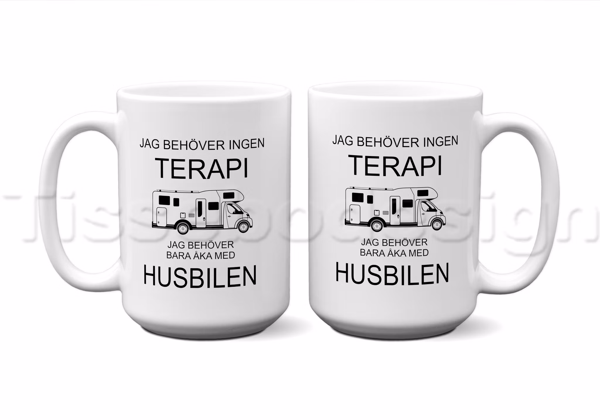 Helt vit mugg med texten JAG BEHÖVER INGEN TERAPI, JAG BEHÖVER BARA ÅKA MED HUSBILEN. 450 ml.