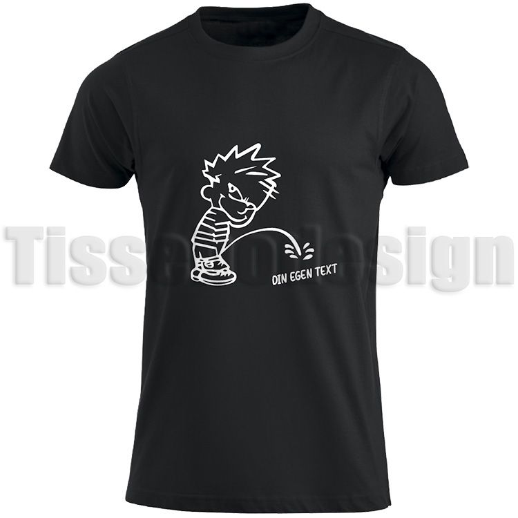 GPT  Svart T-shirt med en bild på figuren Kalle Pissar i vit - humoristisk design, 100% bomull, unisex, tillgänglig i storlekar S till 5XL, anpassningsbar med egen text under kissstrålen.