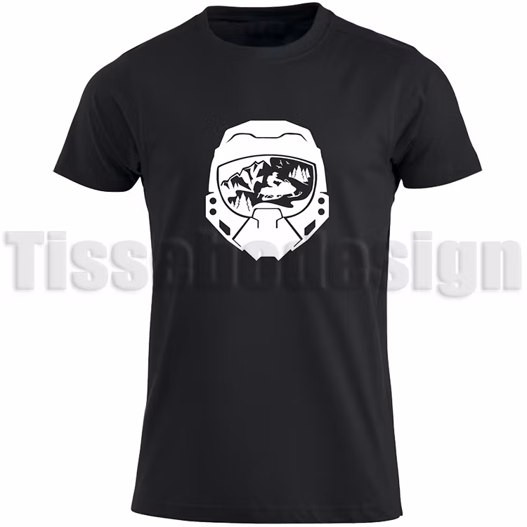 Svart T-shirt med bild av Snöskoterhjälm i vit - sportig design, 100% bomull, unisex, tillgänglig i storlekar S till 5XL.