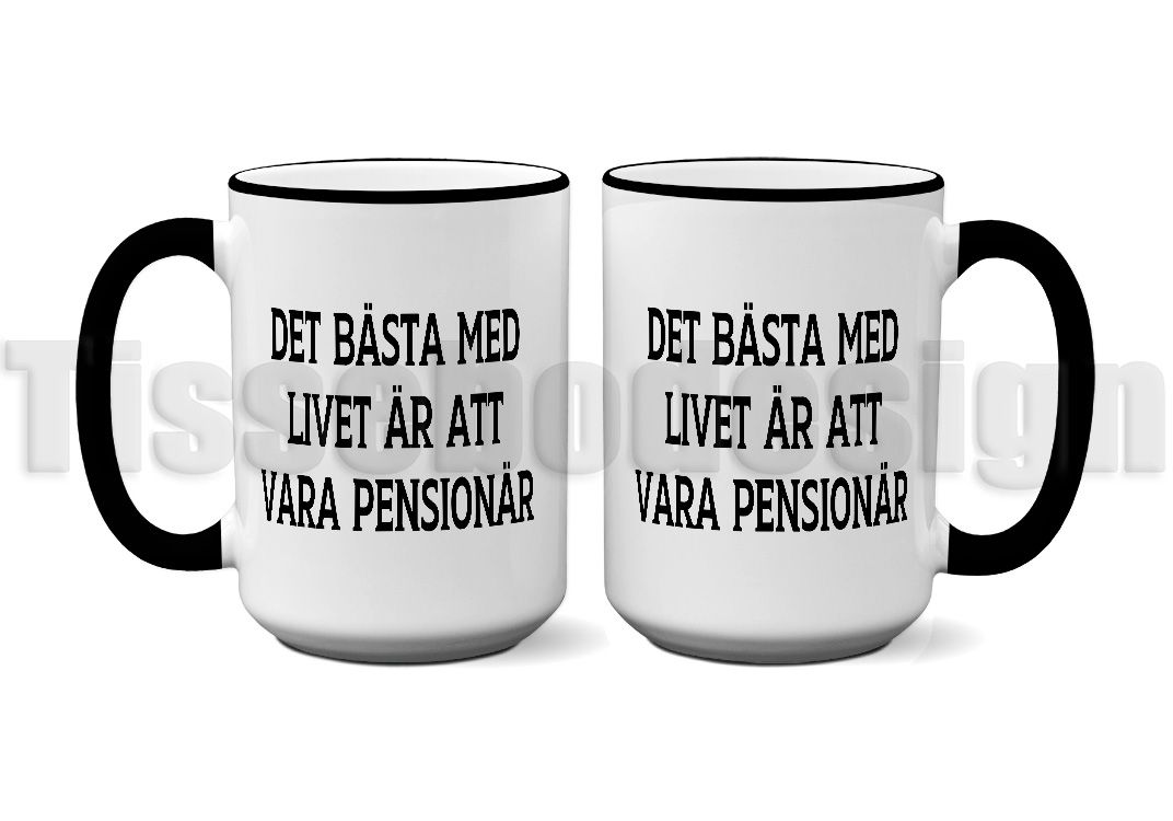 En vit 450 ml mugg med svart kant och svart handtag, tryckt med texten Det bästa med livet är att vara PENSIONÄR