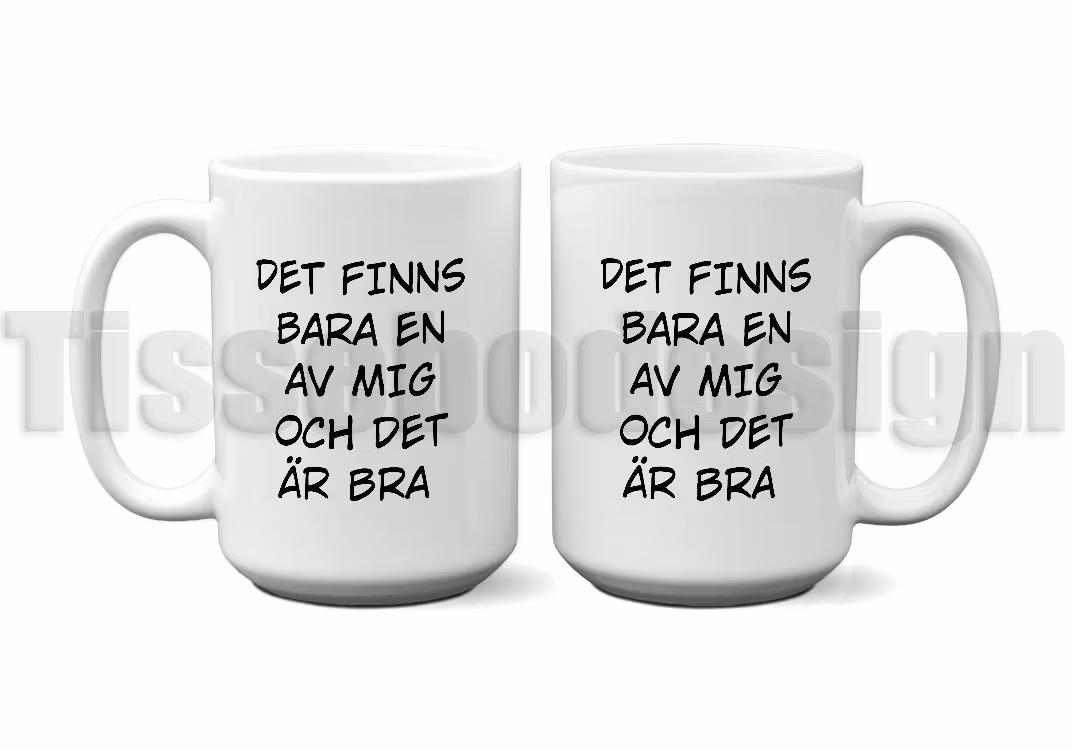 Vit keramikmugg med tryck av texten Det finns bara en av mig och det är bra på båda sidor. Muggen har svart färgad kant och handtag. Rymmer 450 ml.