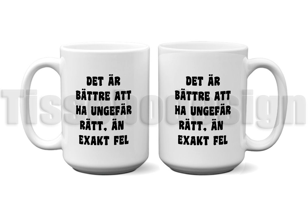 Vit keramikmugg med texten Det är bättre att ha ungefär rätt, än exakt fel på båda sidor. Rymmer 450 ml.