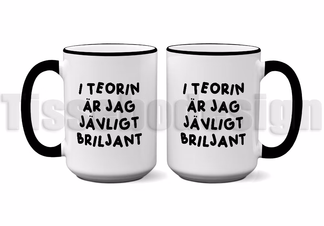 En vit 450 ml mugg med svart kant och svart handtag, tryckt med texten  I teorin är jag jävligt briljant