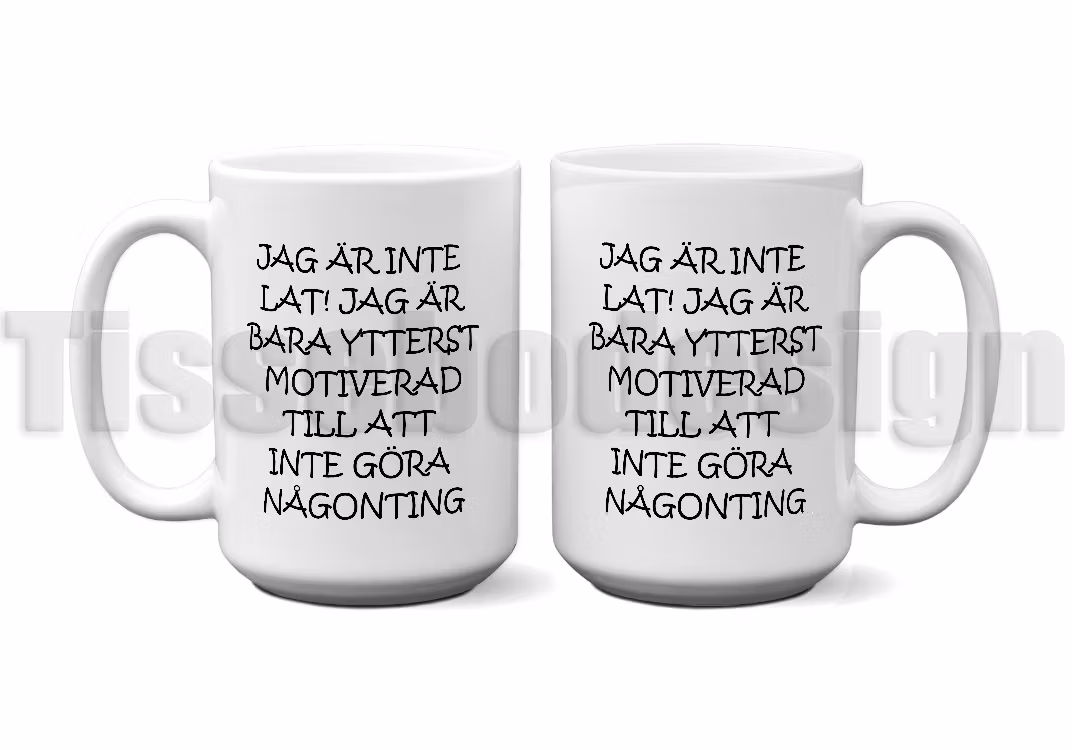 Vit keramikmugg med tryck av texten Jag är inte lat, jag är bara ytterst motiverad på båda sidor. Muggen har en färgad insida och handtag. Rymmer 450 ml.
