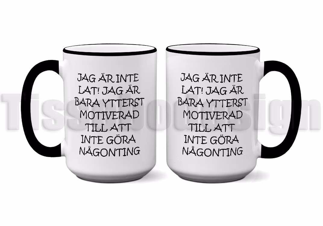 Vit keramikmugg med tryck av texten Jag är inte lat, jag är bara ytterst motiverad på båda sidor. Muggen har svart färgad kant och handtag. Rymmer 450 ml.