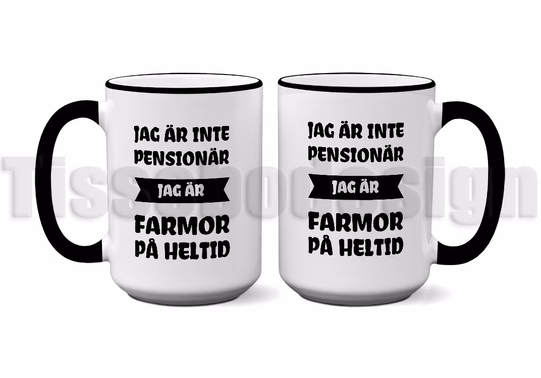 En vit 450 ml mugg med svart kant och handtag, tryckt med Jag är inte pensionär jag är FARMOR på heltid