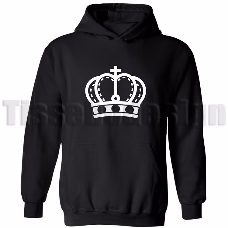 En svart hoodie Basic Oversize med trycket Queen Of fucking Everything, på fram sidan sitter det en krona, finns i storlekarna XS-5XL