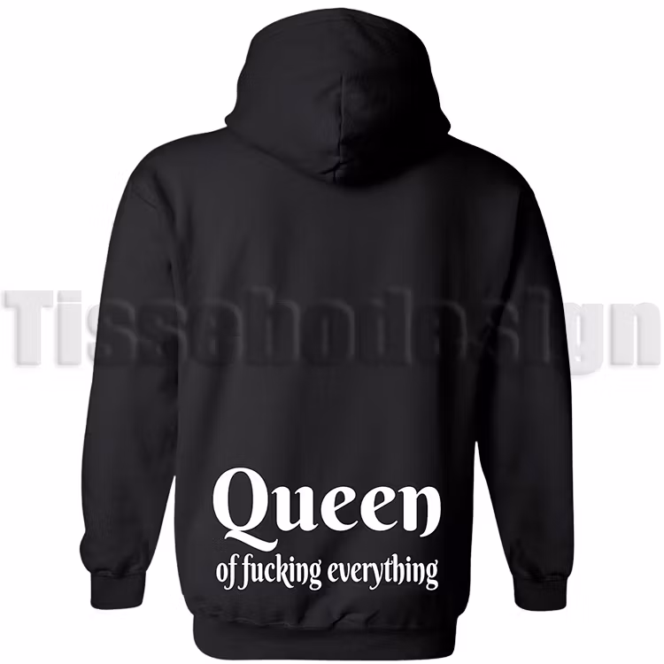 En svart hoodie Basic Oversize med trycket Queen Of fucking Everything, på baksian sitter texten, finns i storlekarna XS-5XL