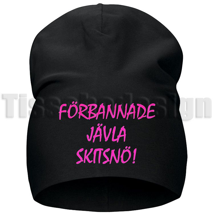 Unisex mössa i två-lagers slätt trikåmaterial med trycket FÖRBANNADE JÄVLA SKITSNÖ framtill.