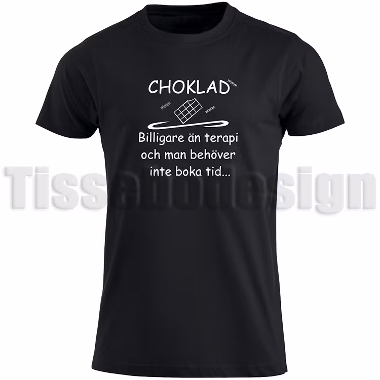 En svart t-shirt med vinyltryck med texten Choklad Billigare Än Terapi Och Man Behöver Inte Boka Tid