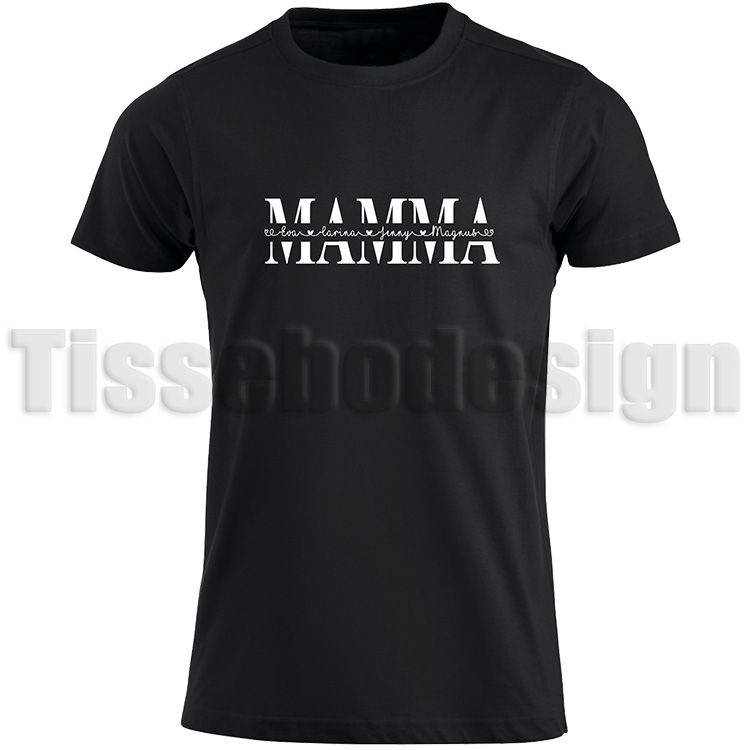 Svart T-shirt med vit texten MAMMA, understruken med flera namn och små hjärtan – kunden väljer själv vilka namn som ska stå