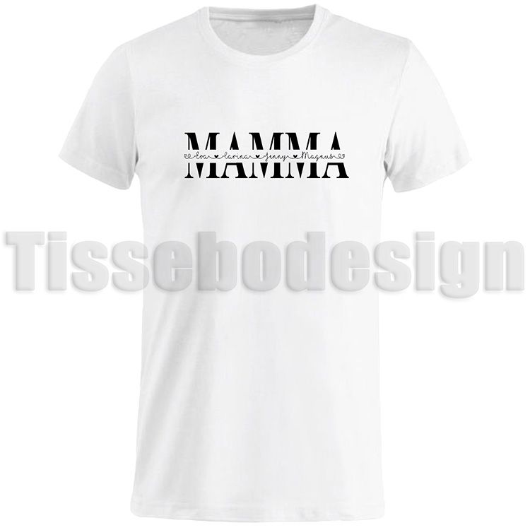 Vit T-shirt med svart texten MAMMA, understruken med flera namn och små hjärtan – trycket anpassas med egna namn