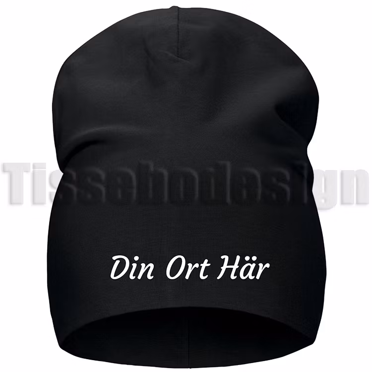 Svart mössa med vit text Din Ort Här