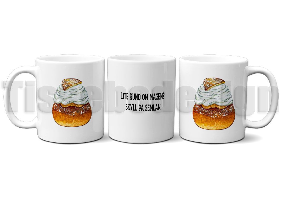 Vit mugg med en bild av en semla och texten Lite rund om magen? Skyll på semlan tryckt på båda sidor, keramik, 330 ml.