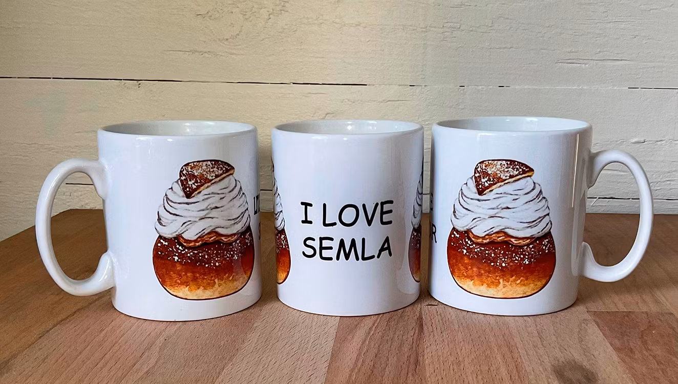 Vit mugg med semlemotiv på sidorna och texten I LOVE SEMLA centrerad.