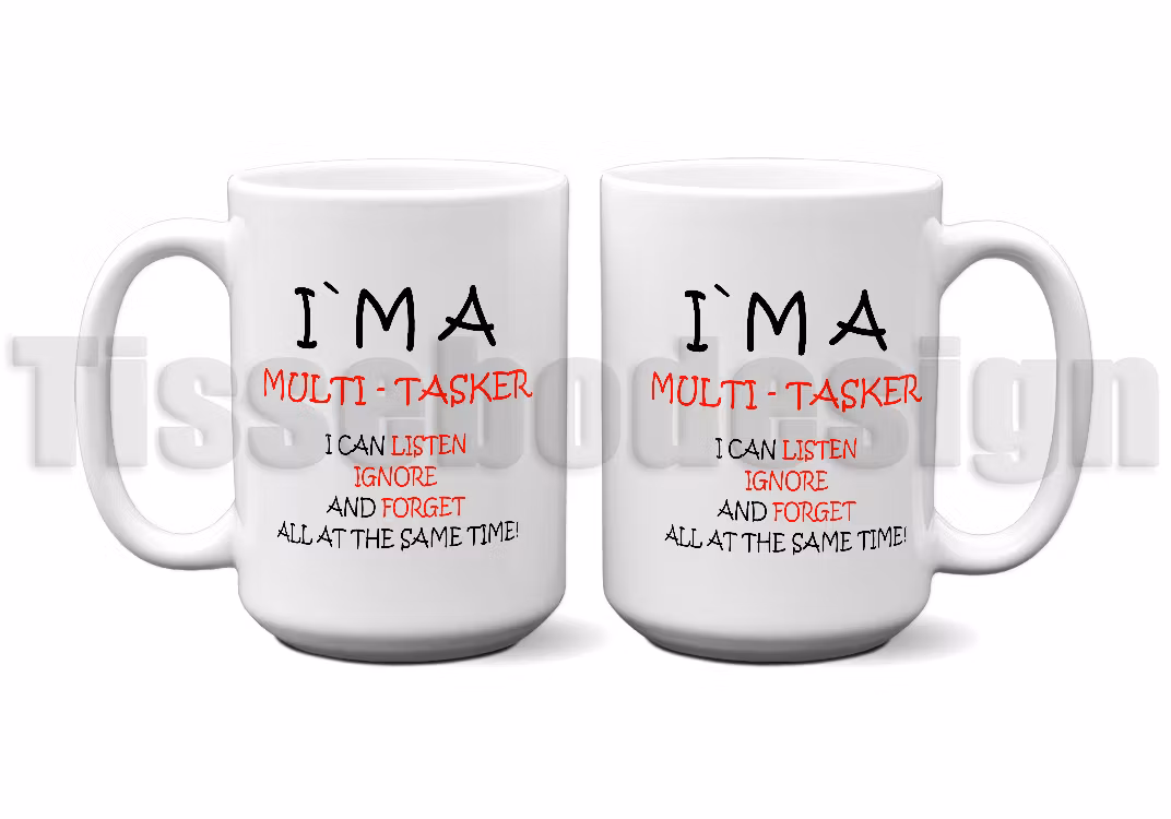 Vit keramikmugg med tryck av texten I’m a Multi-Tasker på båda sidor. Rymmer 450 ml