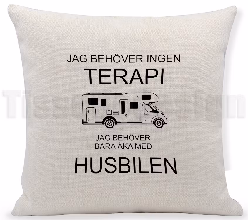 Kuddfodral i beige med svart tryck, texten jag behöver ingen terapi jag behöver bara åka med husbilen samt motiv av husbil.