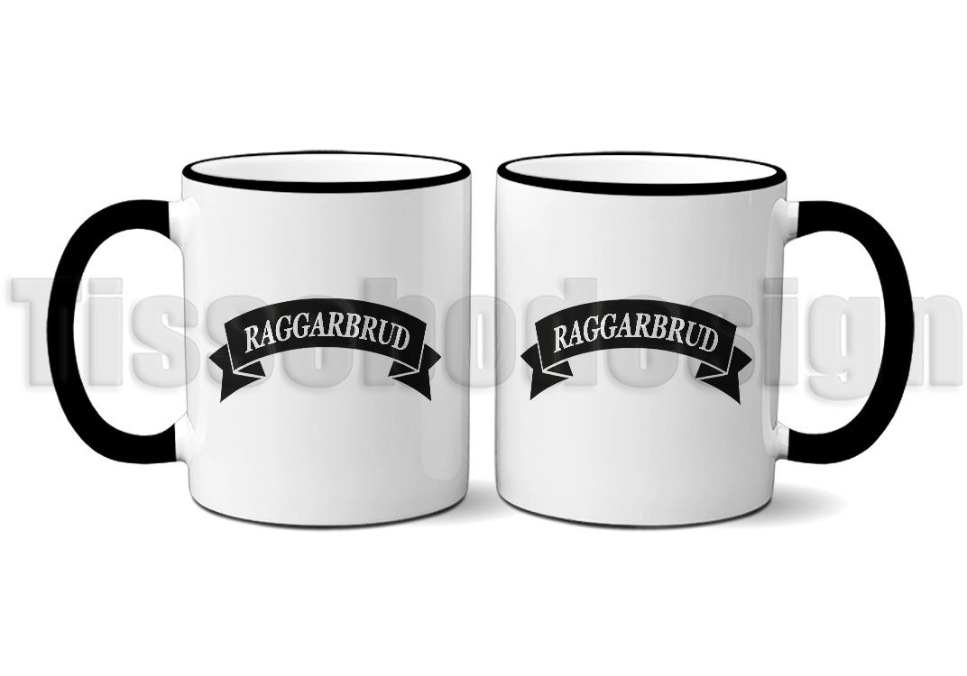 Vit mugg med svart handtag och insida, motiv RAGGARBRUD i banderoll, 330 ml