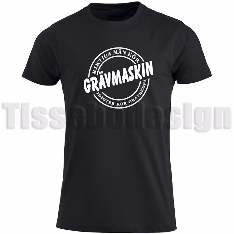 Svart t-shirt med texten riktiga män kör grävmaskin, idioter kör grävskopa