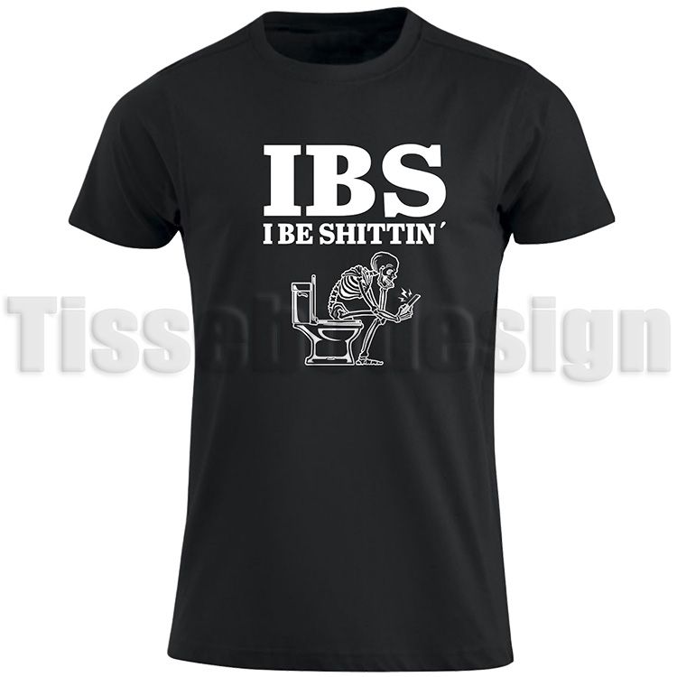 Svart T-shirt tryckt med texten IBS - I Be Shittin´ och ett skellet som sitter på toaleten med sin mobil