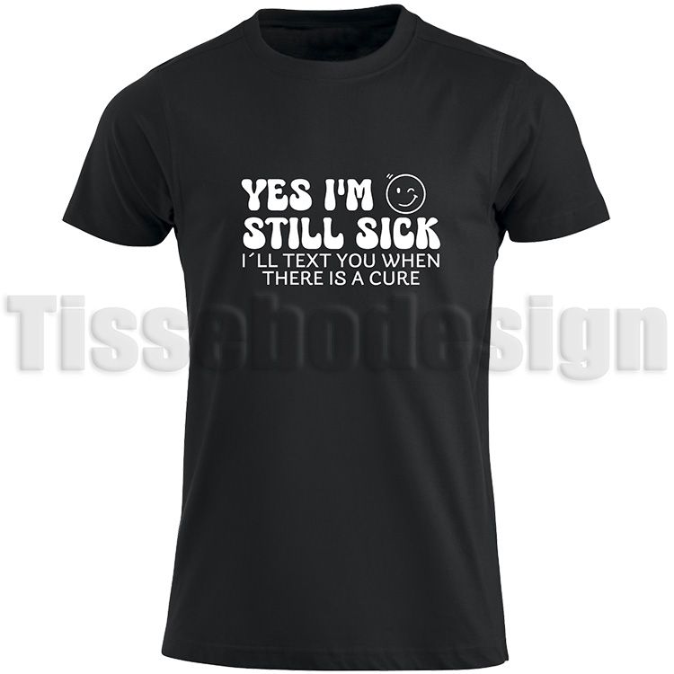 Svart T-shirt med vit text Yes I'm Stick Sick - humoristisk design, 100% bomull, unisex, tillgänglig i storlekar S till 5XL.