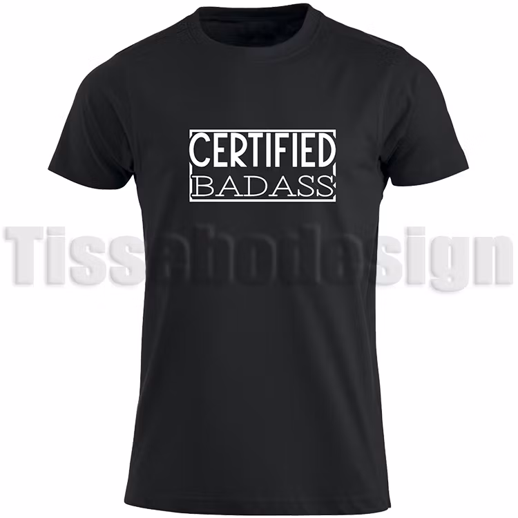 Svart T-shirt med vit text Certified Badass - självsäker design, 100% bomull, unisex, tillgänglig i storlekar S till 5XL.