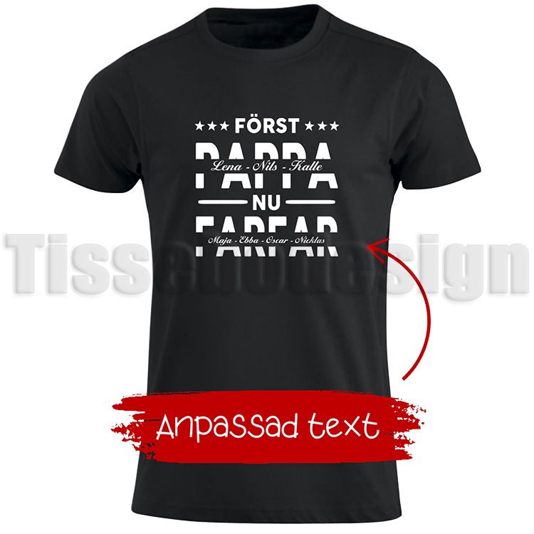 Svart T-shirt med trycket Först Pappa (med anpassat med barnens namn i mellan ordet pappa) Nu Morfar (med anpassat med barnbarnens namn i mellan ordet  farfar). humoristisk design, 100% bomull, unisex
