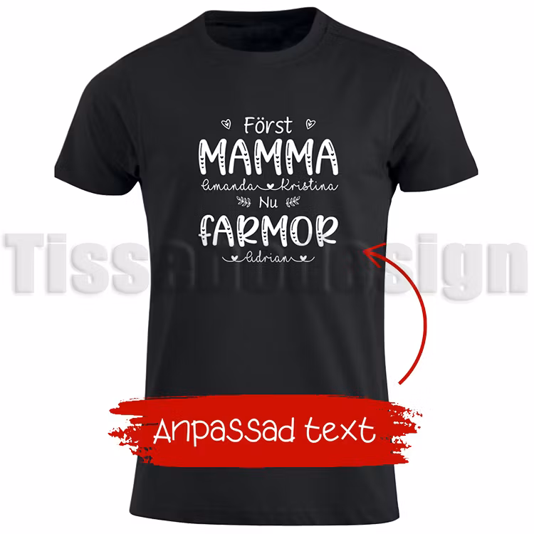 Svart T-shirt med trycket Först Mamma (med anpassat med barnens namn i mellan ordet mamma) Nu Farmor (med anpassat med barnbarnens namn i mellan ordet  Farmor). humoristisk design, 100% bomull, unisex