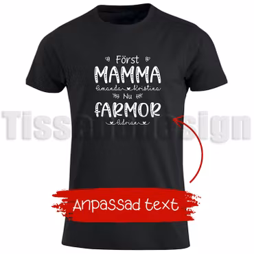 T-shirt Först MAMMA – nu MORMOR/FARMOR – gör fikat lite extra personligt!
