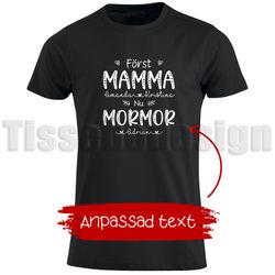 T-shirt Först MAMMA – nu MORMOR/FARMOR – gör fikat lite extra personligt!